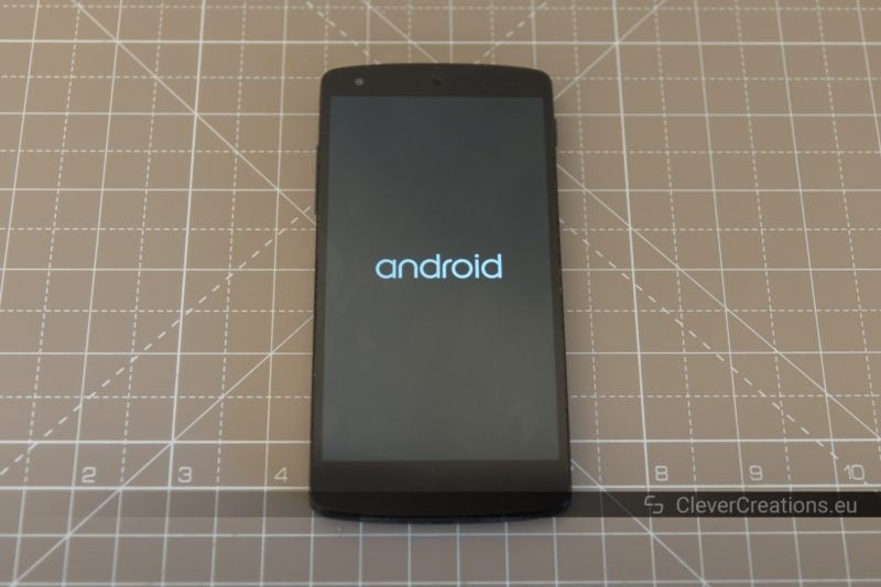 The boot screen of a LG Nexus 5 phone.
