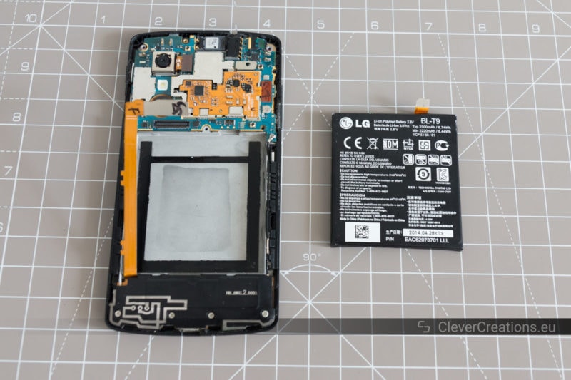 A partially disassembled LG Nexus 5, with next to it the battery.