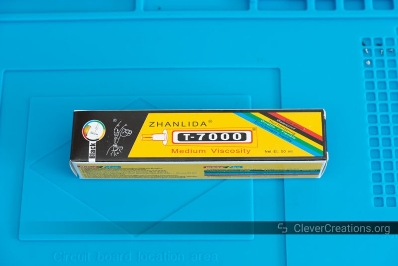 A box of Zhanlida T-7000 adhesive typically used in the fixing of electronic devices.