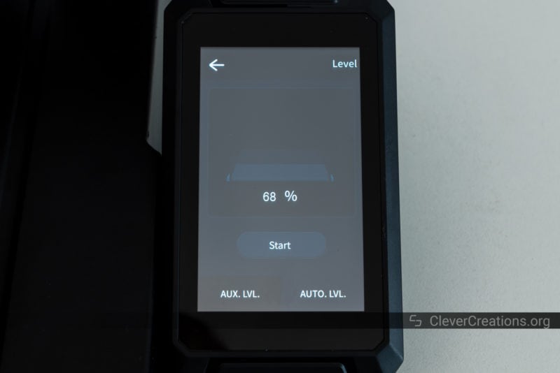 A touch screen displaying the automatic bed leveling progress