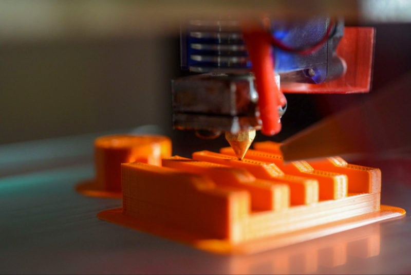A close-up of a extruder hot end printing with dialed in retraction