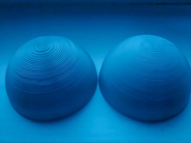 Two 3D prints of a blue half sphere. One is printed with Cura Adaptive Layers enabled, the other is printed without.