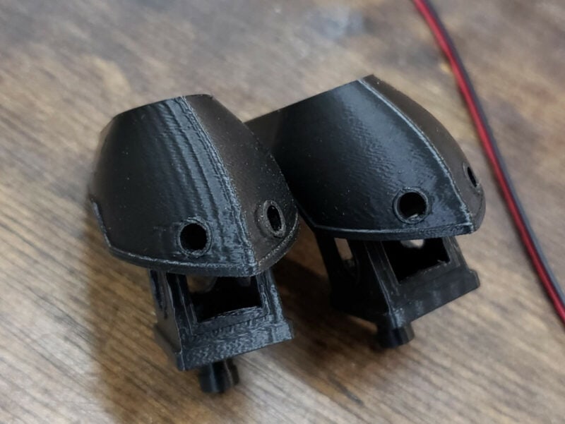 Two Benchy 3D prints side by side that show the difference with Klipper's input shaping on and off.